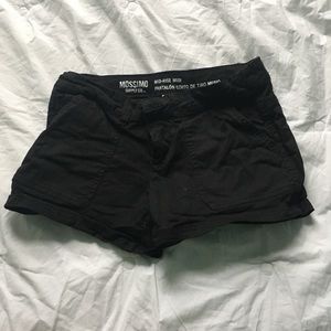 🌻Black mid rise short🌻